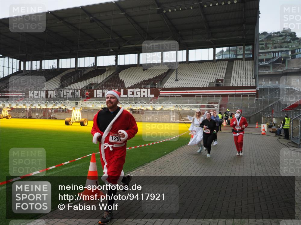07.12.2025 - St. Pauli X-Mass-Run No. 15 Fabian Wolf http://msf.ph/oto/9417921 07.12.2025 11:21:55 Ziel 1284, 1297, 1775, 1779, 1904, 1939 meine-sportfotos.de