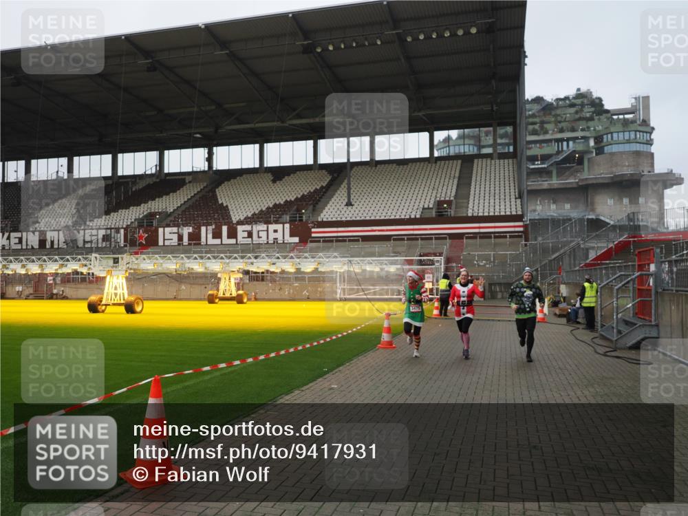07.12.2025 - St. Pauli X-Mass-Run No. 15 Fabian Wolf http://msf.ph/oto/9417931 07.12.2025 11:22:04 Ziel 1284, 1297, 1775, 1779, 1904, 3474, 3475, 3820, 3821 meine-sportfotos.de