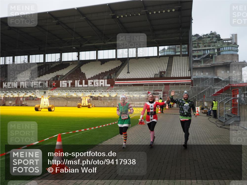 07.12.2025 - St. Pauli X-Mass-Run No. 15 Fabian Wolf http://msf.ph/oto/9417938 07.12.2025 11:22:06 Ziel 1284, 1297, 1775, 1779, 1904, 3474, 3475, 3820, 3821 meine-sportfotos.de