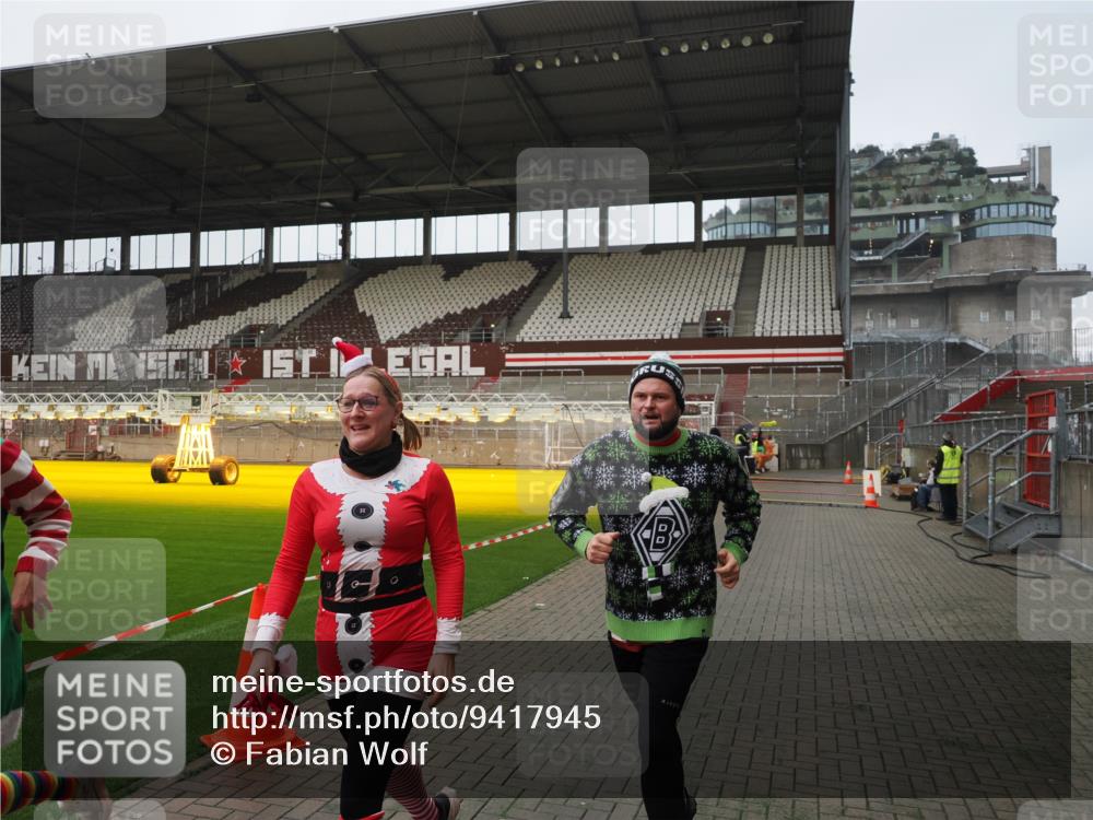 07.12.2025 - St. Pauli X-Mass-Run No. 15 Fabian Wolf http://msf.ph/oto/9417945 07.12.2025 11:22:07 Ziel 1284, 1297, 1775, 1779, 1904, 3474, 3475, 3820, 3821 meine-sportfotos.de