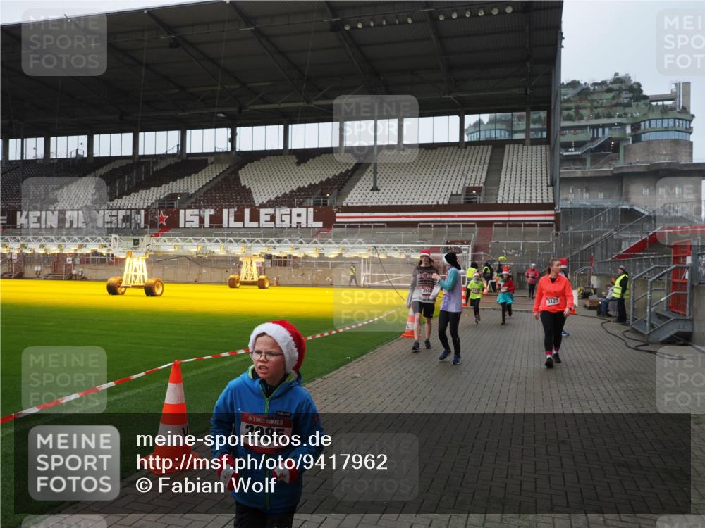 07.12.2025 - St. Pauli X-Mass-Run No. 15 Fabian Wolf http://msf.ph/oto/9417962 07.12.2025 11:22:28 Ziel 1349, 1391, 1431, 2550, 2557, 2812, 2985, 3127 meine-sportfotos.de