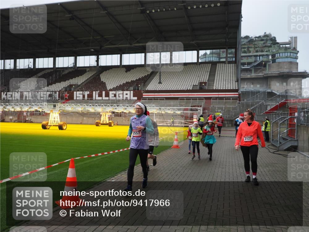 07.12.2025 - St. Pauli X-Mass-Run No. 15 Fabian Wolf http://msf.ph/oto/9417966 07.12.2025 11:22:31 Ziel 520, 1349, 1391, 1431, 2550, 2557, 2812, 2985, 3127 meine-sportfotos.de