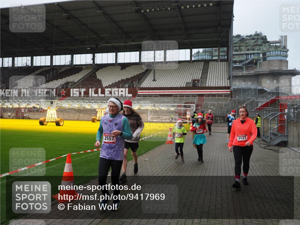 07.12.2025 - St. Pauli X-Mass-Run No. 15 Fabian Wolf http://msf.ph/oto/9417969 07.12.2025 11:22:31 Ziel 520, 1349, 1391, 1431, 2550, 2557, 2812, 2985, 3127 meine-sportfotos.de