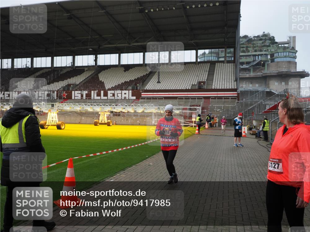 07.12.2025 - St. Pauli X-Mass-Run No. 15 Fabian Wolf http://msf.ph/oto/9417985 07.12.2025 11:22:35 Ziel 520, 1018, 1349, 1391, 1431, 2550, 2557, 2985, 3127 meine-sportfotos.de