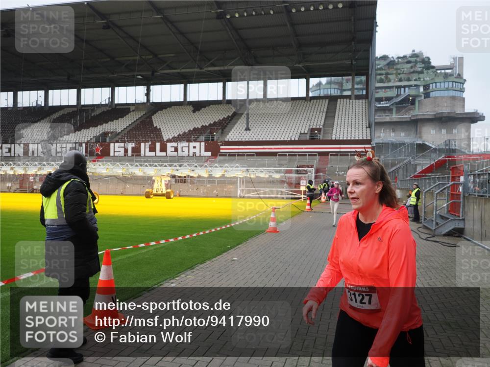 07.12.2025 - St. Pauli X-Mass-Run No. 15 Fabian Wolf http://msf.ph/oto/9417990 07.12.2025 11:22:36 Ziel 520, 1018, 1349, 1391, 1431, 2550, 2557, 2985, 3127 meine-sportfotos.de
