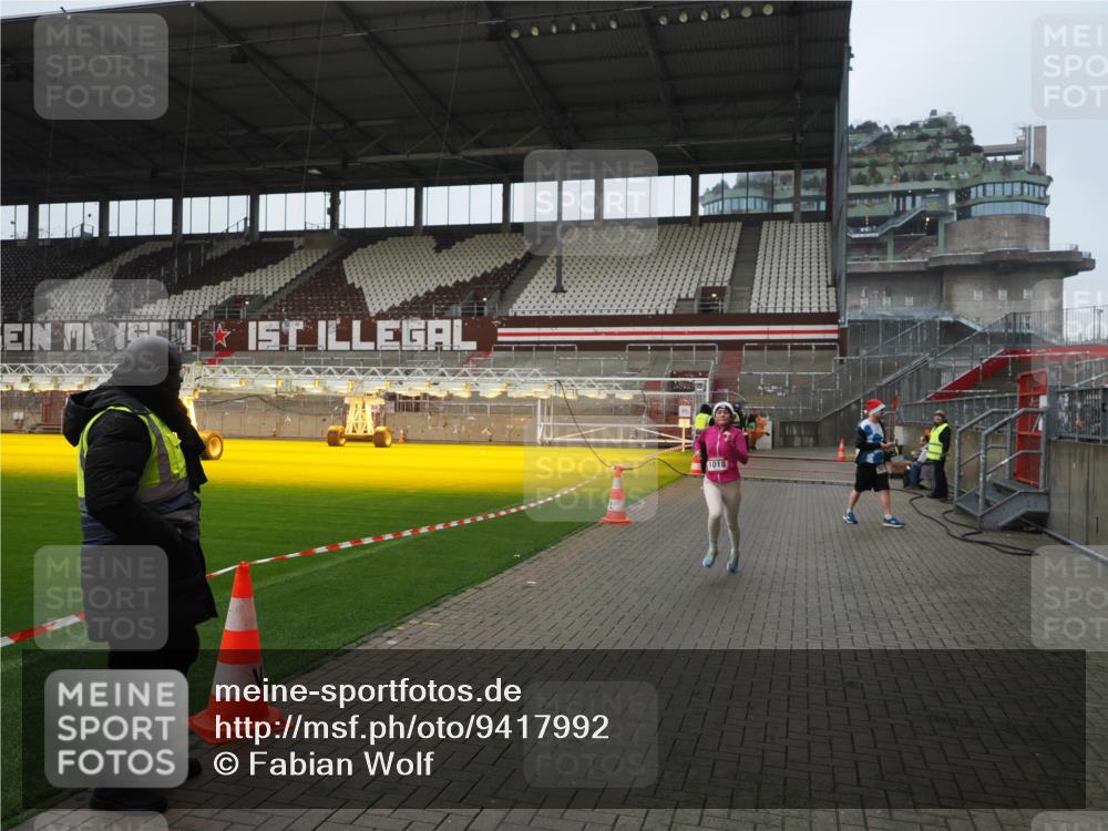 07.12.2025 - St. Pauli X-Mass-Run No. 15 Fabian Wolf http://msf.ph/oto/9417992 07.12.2025 11:22:38 Ziel 520, 1018, 1349, 1391, 1431, 2550, 2557, 2985, 3127 meine-sportfotos.de
