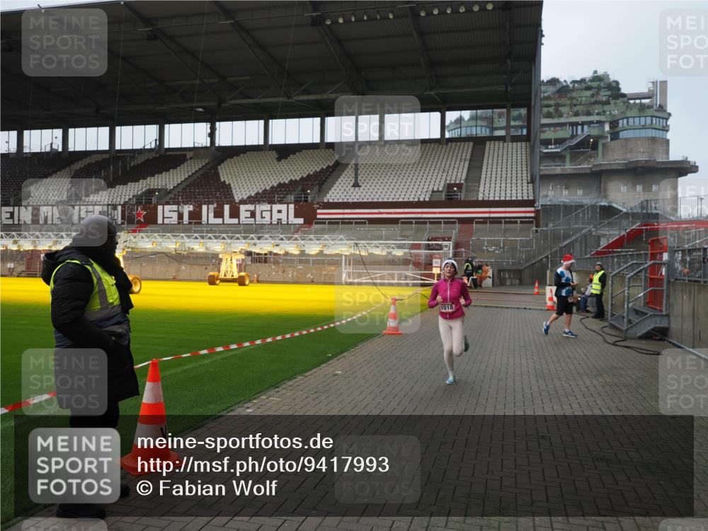07.12.2025 - St. Pauli X-Mass-Run No. 15 Fabian Wolf http://msf.ph/oto/9417993 07.12.2025 11:22:38 Ziel 520, 1018, 1349, 1391, 1431, 2550, 2557, 2985, 3127 meine-sportfotos.de