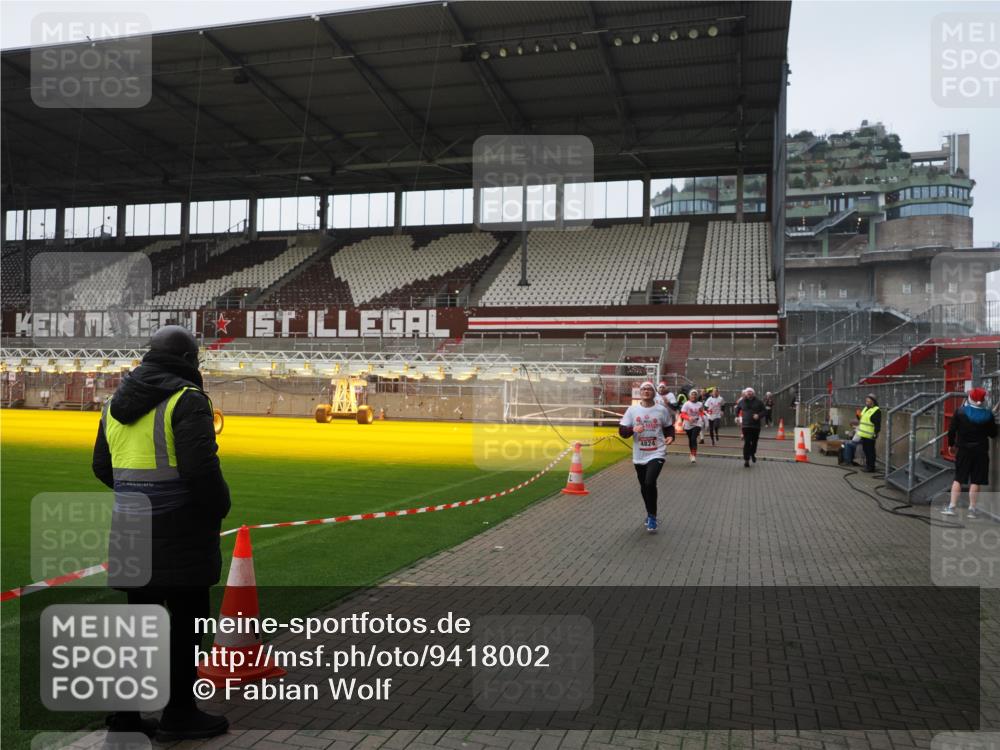 07.12.2025 - St. Pauli X-Mass-Run No. 15 Fabian Wolf http://msf.ph/oto/9418002 07.12.2025 11:23:03 Ziel 69, 2023, 2373, 4249, 4824 meine-sportfotos.de