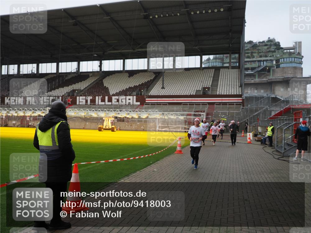07.12.2025 - St. Pauli X-Mass-Run No. 15 Fabian Wolf http://msf.ph/oto/9418003 07.12.2025 11:23:03 Ziel 69, 2023, 2373, 4249, 4824 meine-sportfotos.de