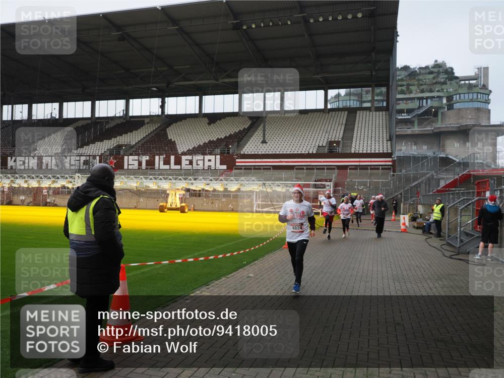 07.12.2025 - St. Pauli X-Mass-Run No. 15 Fabian Wolf http://msf.ph/oto/9418005 07.12.2025 11:23:03 Ziel 69, 2023, 2373, 4249, 4824 meine-sportfotos.de