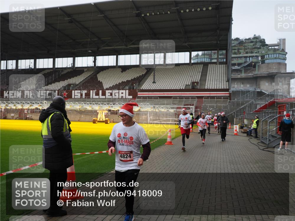 07.12.2025 - St. Pauli X-Mass-Run No. 15 Fabian Wolf http://msf.ph/oto/9418009 07.12.2025 11:23:04 Ziel 21, 69, 2023, 2373, 4249, 4824 meine-sportfotos.de