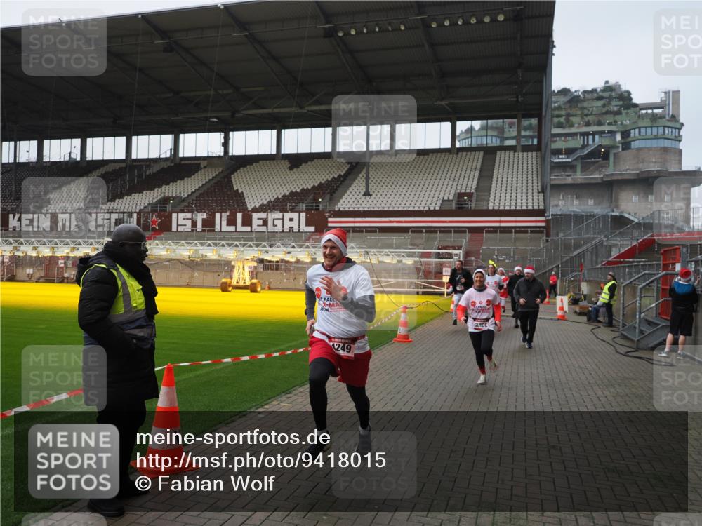07.12.2025 - St. Pauli X-Mass-Run No. 15 Fabian Wolf http://msf.ph/oto/9418015 07.12.2025 11:23:05 Ziel 21, 69, 2023, 2373, 4249, 4824 meine-sportfotos.de