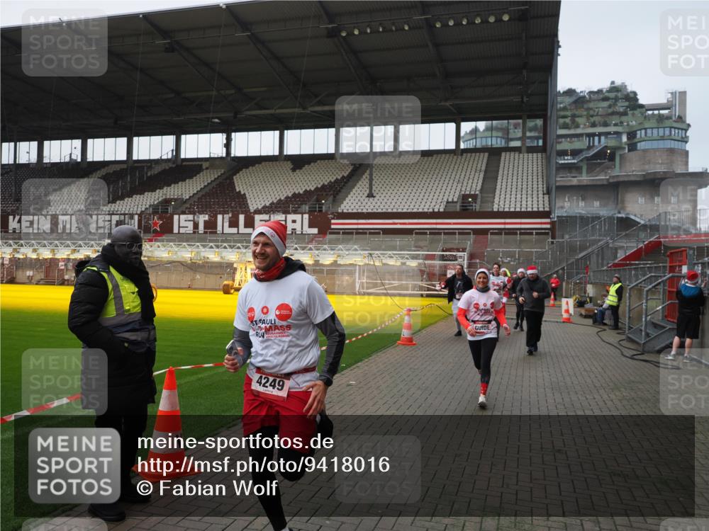 07.12.2025 - St. Pauli X-Mass-Run No. 15 Fabian Wolf http://msf.ph/oto/9418016 07.12.2025 11:23:06 Ziel 21, 69, 2023, 2373, 4249, 4824 meine-sportfotos.de