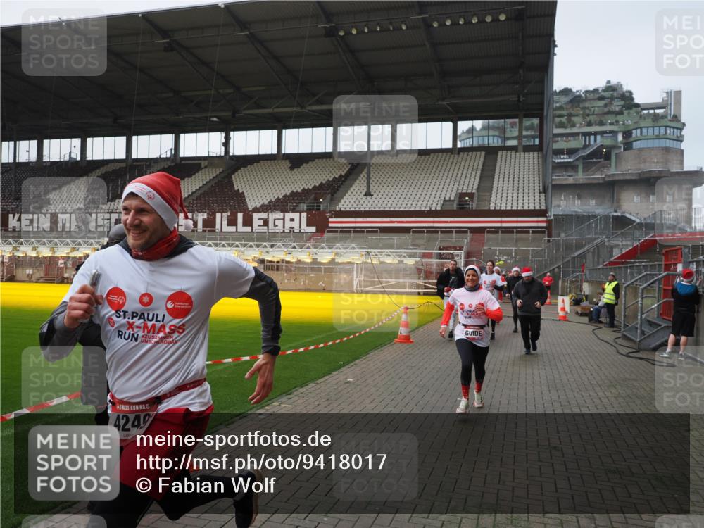 07.12.2025 - St. Pauli X-Mass-Run No. 15 Fabian Wolf http://msf.ph/oto/9418017 07.12.2025 11:23:06 Ziel 21, 69, 2023, 2373, 4249, 4824 meine-sportfotos.de