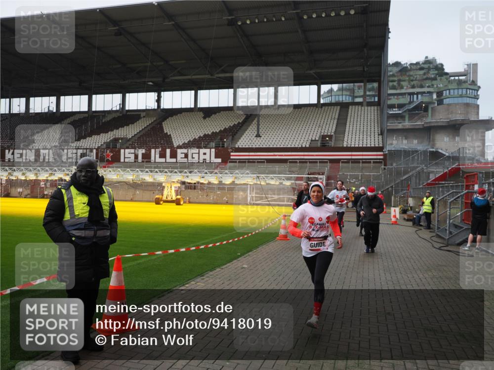 07.12.2025 - St. Pauli X-Mass-Run No. 15 Fabian Wolf http://msf.ph/oto/9418019 07.12.2025 11:23:06 Ziel 21, 69, 2023, 2373, 4249, 4824 meine-sportfotos.de