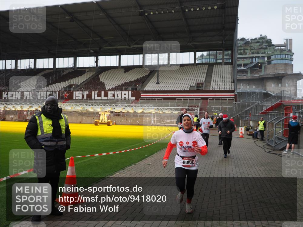 07.12.2025 - St. Pauli X-Mass-Run No. 15 Fabian Wolf http://msf.ph/oto/9418020 07.12.2025 11:23:06 Ziel 21, 69, 2023, 2373, 4249, 4824 meine-sportfotos.de