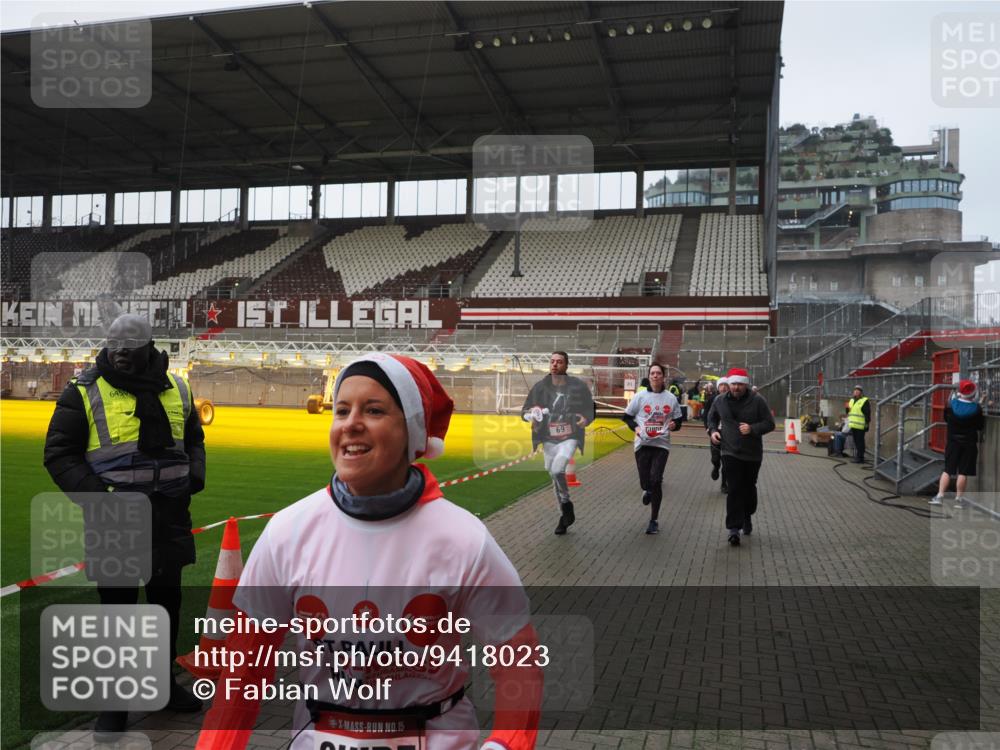 07.12.2025 - St. Pauli X-Mass-Run No. 15 Fabian Wolf http://msf.ph/oto/9418023 07.12.2025 11:23:07 Ziel 21, 69, 2023, 2373, 4249, 4824 meine-sportfotos.de