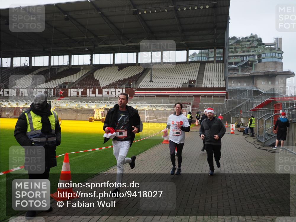 07.12.2025 - St. Pauli X-Mass-Run No. 15 Fabian Wolf http://msf.ph/oto/9418027 07.12.2025 11:23:08 Ziel 21, 69, 2023, 2373, 4249, 4824 meine-sportfotos.de