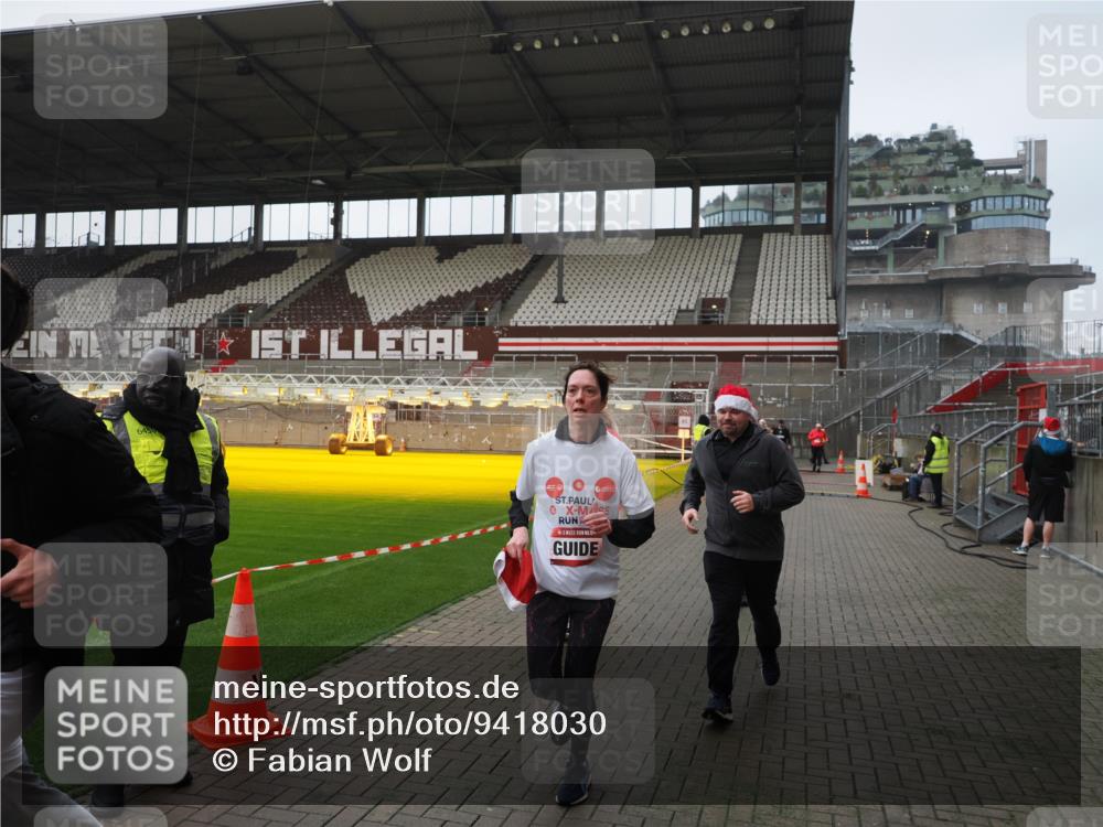 07.12.2025 - St. Pauli X-Mass-Run No. 15 Fabian Wolf http://msf.ph/oto/9418030 07.12.2025 11:23:08 Ziel 21, 69, 2023, 2373, 4249, 4824 meine-sportfotos.de