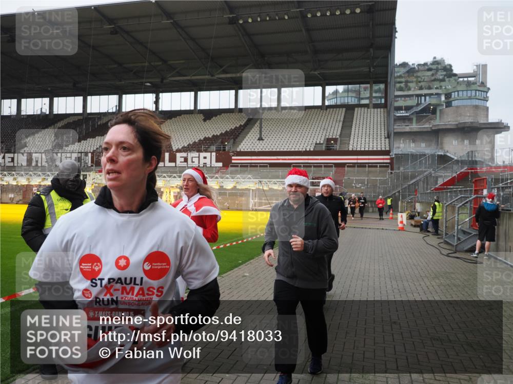 07.12.2025 - St. Pauli X-Mass-Run No. 15 Fabian Wolf http://msf.ph/oto/9418033 07.12.2025 11:23:09 Ziel 21, 69, 2023, 2373, 4249, 4824 meine-sportfotos.de