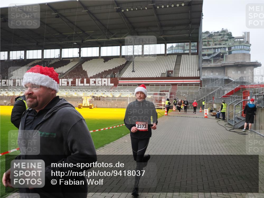 07.12.2025 - St. Pauli X-Mass-Run No. 15 Fabian Wolf http://msf.ph/oto/9418037 07.12.2025 11:23:10 Ziel 21, 69, 1141, 2023, 2373, 2821, 2823, 4249, 4824 meine-sportfotos.de