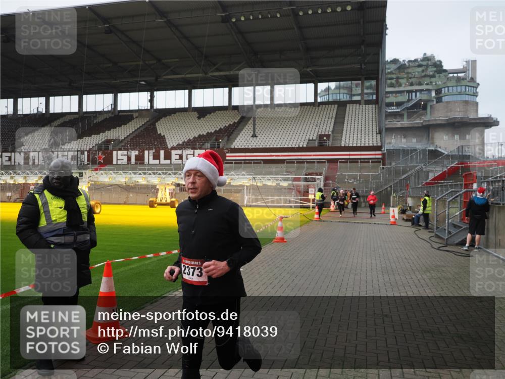 07.12.2025 - St. Pauli X-Mass-Run No. 15 Fabian Wolf http://msf.ph/oto/9418039 07.12.2025 11:23:10 Ziel 21, 69, 1141, 2023, 2373, 2821, 2823, 4249, 4824 meine-sportfotos.de