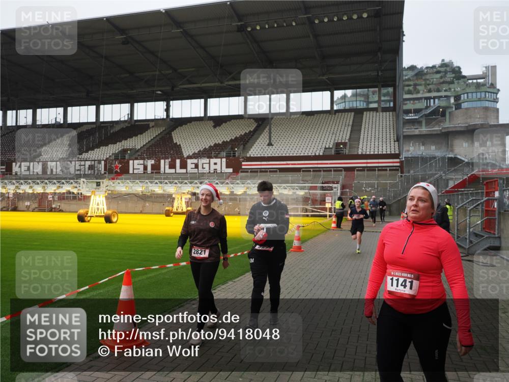 07.12.2025 - St. Pauli X-Mass-Run No. 15 Fabian Wolf http://msf.ph/oto/9418048 07.12.2025 11:23:25 Ziel 714, 1141, 2821, 2823, 3302, 4648 meine-sportfotos.de