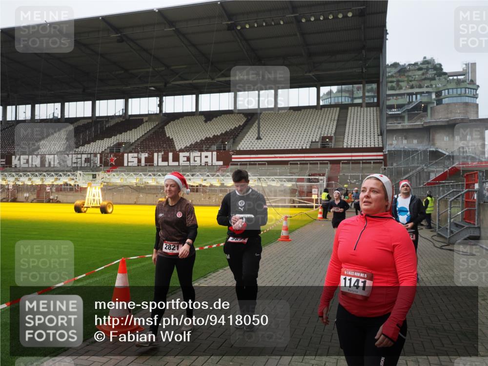 07.12.2025 - St. Pauli X-Mass-Run No. 15 Fabian Wolf http://msf.ph/oto/9418050 07.12.2025 11:23:26 Ziel 714, 1141, 2037, 2821, 2823, 3302, 4648 meine-sportfotos.de