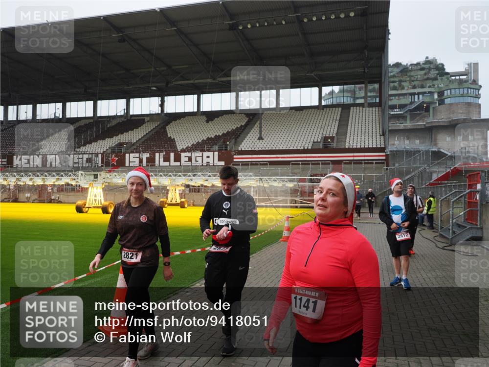 07.12.2025 - St. Pauli X-Mass-Run No. 15 Fabian Wolf http://msf.ph/oto/9418051 07.12.2025 11:23:26 Ziel 714, 1141, 2037, 2821, 2823, 3302, 4648 meine-sportfotos.de