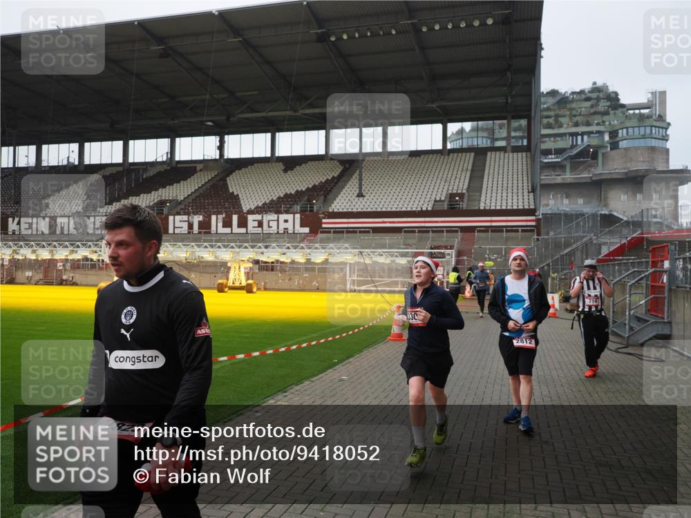 07.12.2025 - St. Pauli X-Mass-Run No. 15 Fabian Wolf http://msf.ph/oto/9418052 07.12.2025 11:23:27 Ziel 714, 1141, 2037, 2821, 2823, 3302, 4648 meine-sportfotos.de