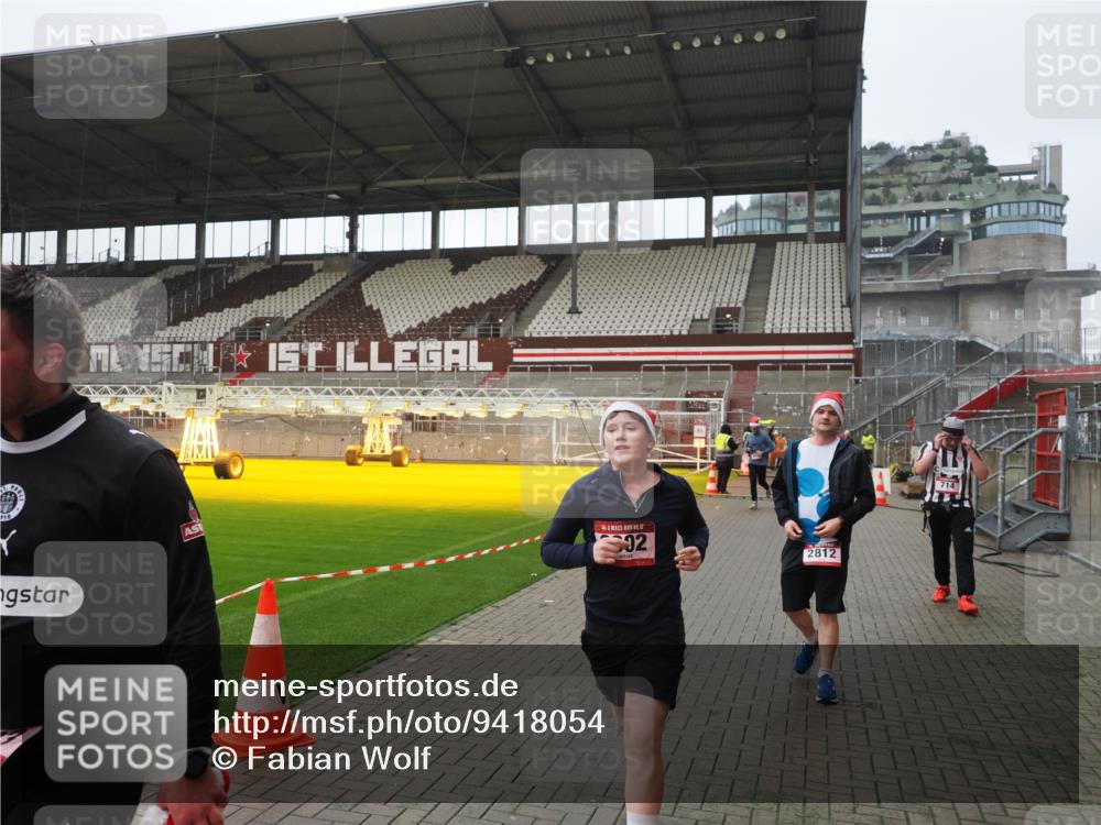 07.12.2025 - St. Pauli X-Mass-Run No. 15 Fabian Wolf http://msf.ph/oto/9418054 07.12.2025 11:23:28 Ziel 714, 1141, 2037, 2821, 2823, 3302, 4648 meine-sportfotos.de
