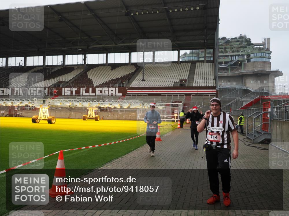 07.12.2025 - St. Pauli X-Mass-Run No. 15 Fabian Wolf http://msf.ph/oto/9418057 07.12.2025 11:23:32 Ziel 714, 2037, 2387, 2389, 2409, 3302, 4648 meine-sportfotos.de