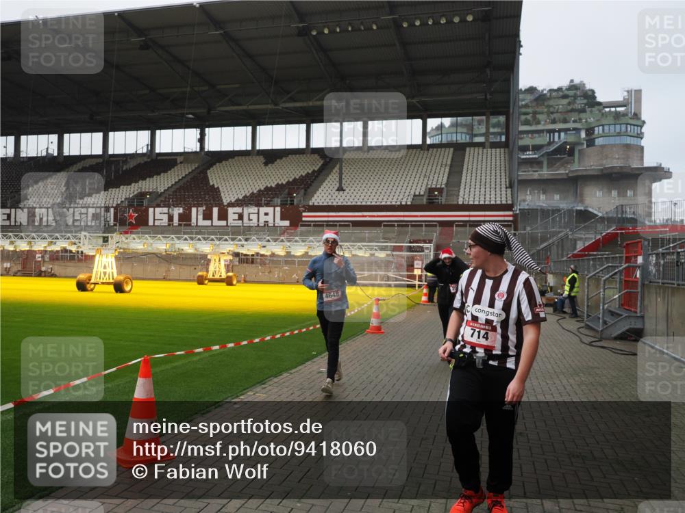 07.12.2025 - St. Pauli X-Mass-Run No. 15 Fabian Wolf http://msf.ph/oto/9418060 07.12.2025 11:23:33 Ziel 714, 2037, 2387, 2389, 2409, 3190, 3191, 3302, 4648 meine-sportfotos.de