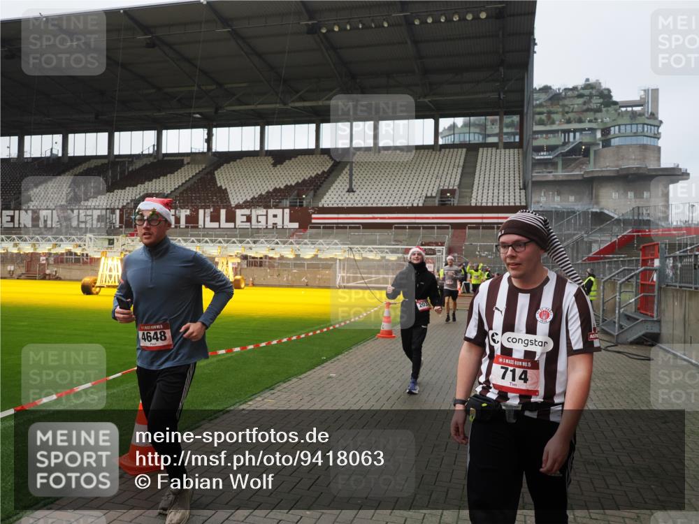 07.12.2025 - St. Pauli X-Mass-Run No. 15 Fabian Wolf http://msf.ph/oto/9418063 07.12.2025 11:23:34 Ziel 714, 2037, 2387, 2389, 2409, 3190, 3191, 3302, 4648 meine-sportfotos.de