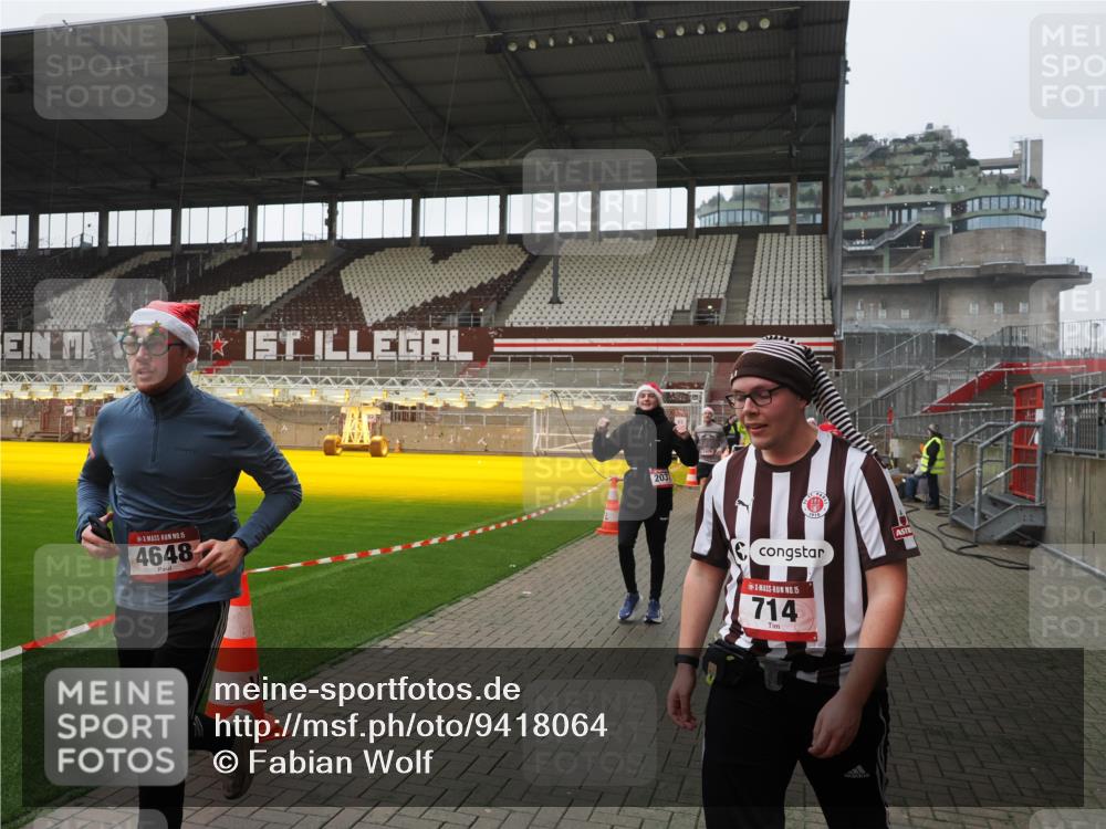 07.12.2025 - St. Pauli X-Mass-Run No. 15 Fabian Wolf http://msf.ph/oto/9418064 07.12.2025 11:23:34 Ziel 714, 2037, 2387, 2389, 2409, 3190, 3191, 3302, 4648 meine-sportfotos.de