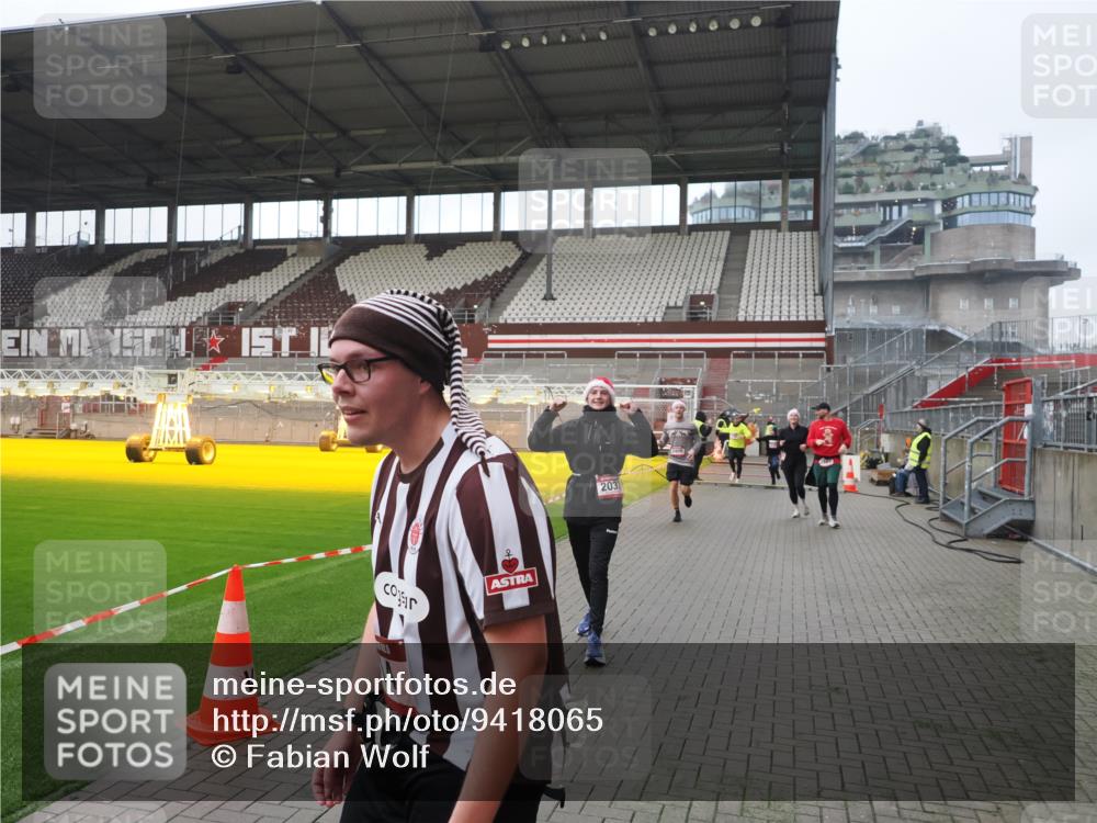 07.12.2025 - St. Pauli X-Mass-Run No. 15 Fabian Wolf http://msf.ph/oto/9418065 07.12.2025 11:23:35 Ziel 714, 2037, 2387, 2389, 2409, 3190, 3191, 3302, 4648 meine-sportfotos.de