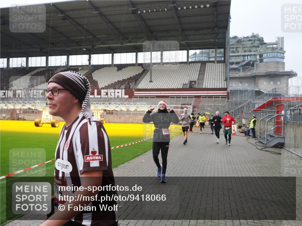 07.12.2025 - St. Pauli X-Mass-Run No. 15 Fabian Wolf http://msf.ph/oto/9418066 07.12.2025 11:23:35 Ziel 714, 2037, 2387, 2389, 2409, 3190, 3191, 3302, 4648 meine-sportfotos.de