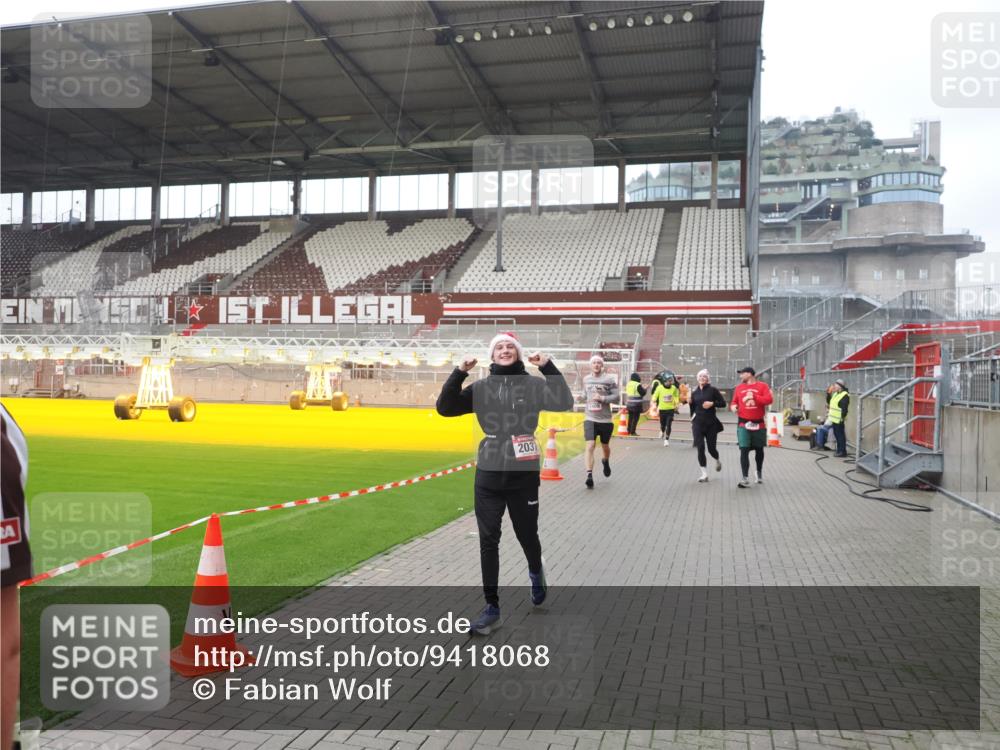 07.12.2025 - St. Pauli X-Mass-Run No. 15 Fabian Wolf http://msf.ph/oto/9418068 07.12.2025 11:23:35 Ziel 714, 2037, 2387, 2389, 2409, 3190, 3191, 3302, 4648 meine-sportfotos.de