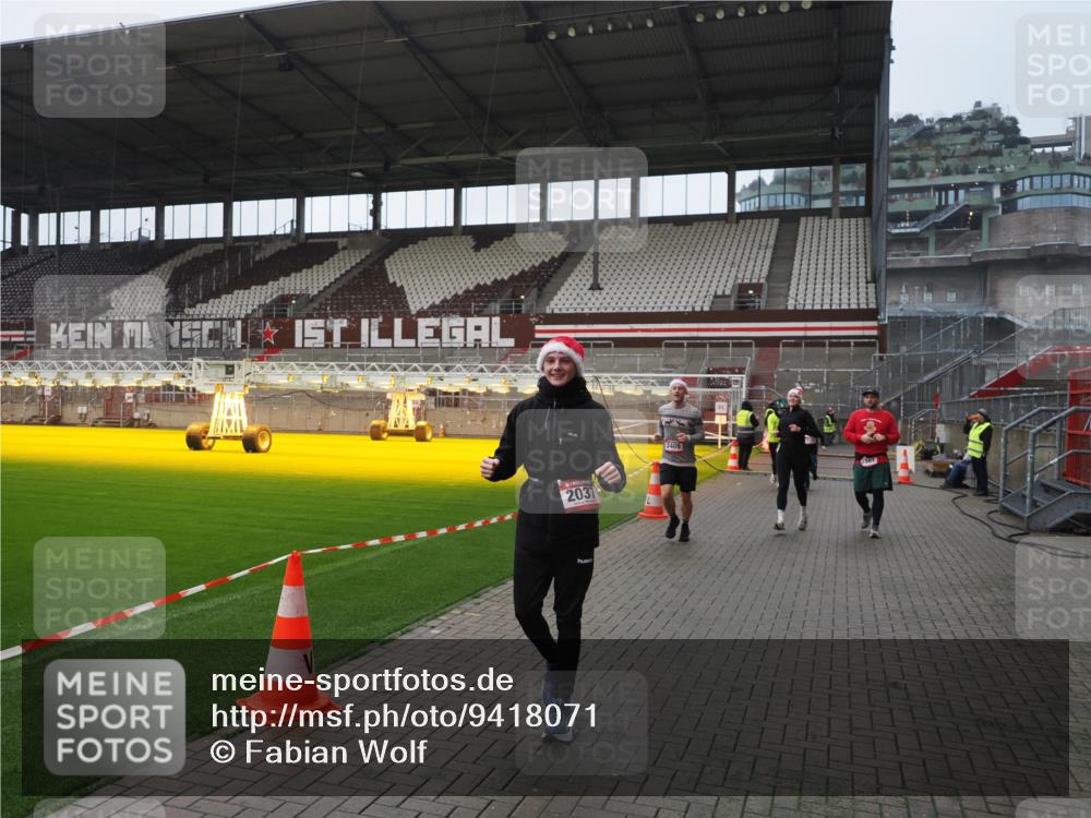 07.12.2025 - St. Pauli X-Mass-Run No. 15 Fabian Wolf http://msf.ph/oto/9418071 07.12.2025 11:23:36 Ziel 714, 2037, 2387, 2389, 2409, 3190, 3191, 3302, 4648 meine-sportfotos.de