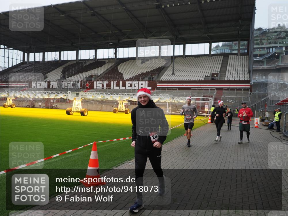 07.12.2025 - St. Pauli X-Mass-Run No. 15 Fabian Wolf http://msf.ph/oto/9418073 07.12.2025 11:23:36 Ziel 714, 2037, 2387, 2389, 2409, 3190, 3191, 3302, 4648 meine-sportfotos.de
