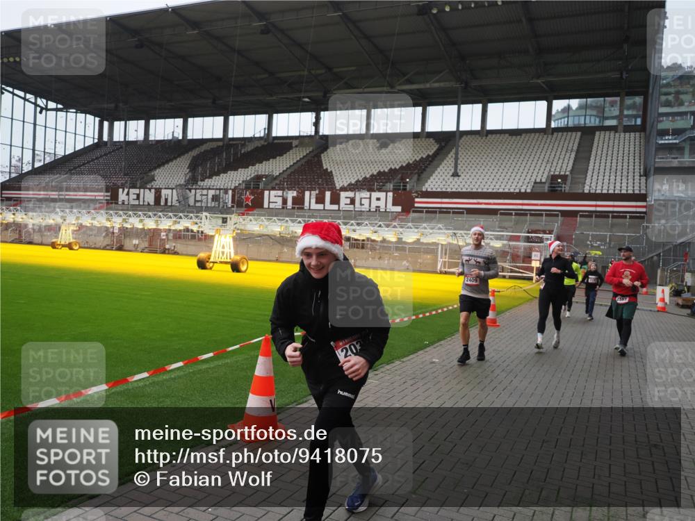 07.12.2025 - St. Pauli X-Mass-Run No. 15 Fabian Wolf http://msf.ph/oto/9418075 07.12.2025 11:23:37 Ziel 714, 2037, 2387, 2389, 2409, 3190, 3191, 3302, 4648 meine-sportfotos.de