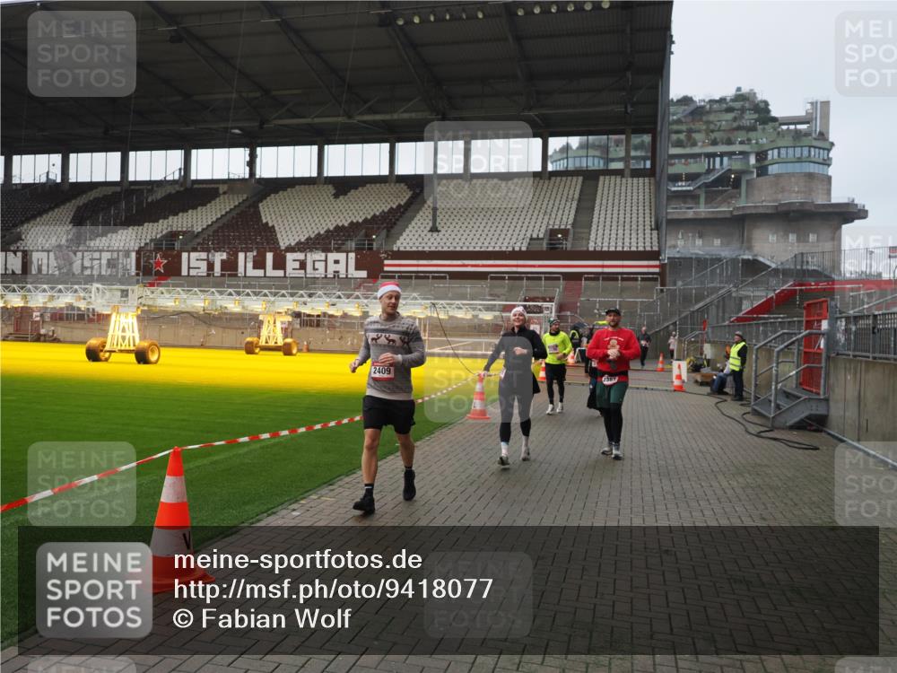 07.12.2025 - St. Pauli X-Mass-Run No. 15 Fabian Wolf http://msf.ph/oto/9418077 07.12.2025 11:23:38 Ziel 2037, 2387, 2389, 2409, 3190, 3191, 3302, 4648 meine-sportfotos.de
