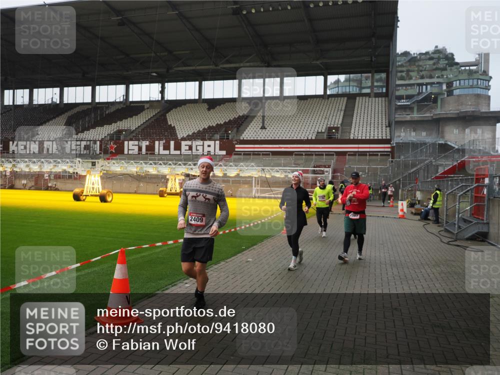 07.12.2025 - St. Pauli X-Mass-Run No. 15 Fabian Wolf http://msf.ph/oto/9418080 07.12.2025 11:23:38 Ziel 2037, 2387, 2389, 2409, 3190, 3191, 3302, 4648 meine-sportfotos.de