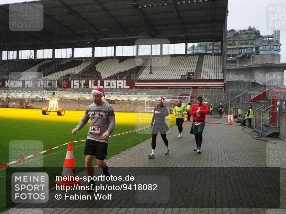 07.12.2025 - St. Pauli X-Mass-Run No. 15 Fabian Wolf http://msf.ph/oto/9418082 07.12.2025 11:23:39 Ziel 2037, 2387, 2389, 2409, 3190, 3191, 3302, 4648 meine-sportfotos.de