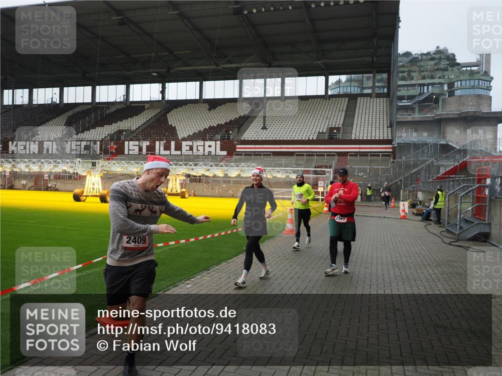 07.12.2025 - St. Pauli X-Mass-Run No. 15 Fabian Wolf http://msf.ph/oto/9418083 07.12.2025 11:23:39 Ziel 2037, 2387, 2389, 2409, 3190, 3191, 3302, 4648 meine-sportfotos.de