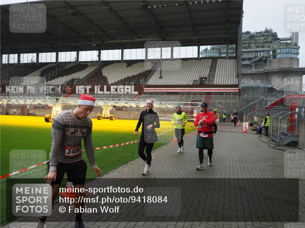 07.12.2025 - St. Pauli X-Mass-Run No. 15 Fabian Wolf http://msf.ph/oto/9418084 07.12.2025 11:23:39 Ziel 2037, 2387, 2389, 2409, 3190, 3191, 3302, 4648 meine-sportfotos.de