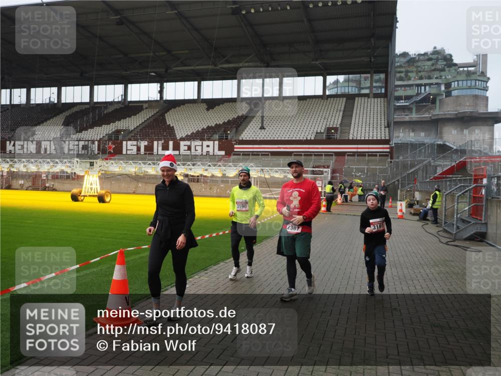 07.12.2025 - St. Pauli X-Mass-Run No. 15 Fabian Wolf http://msf.ph/oto/9418087 07.12.2025 11:23:40 Ziel 2037, 2387, 2389, 2409, 3071, 3190, 3191, 3302, 4648 meine-sportfotos.de