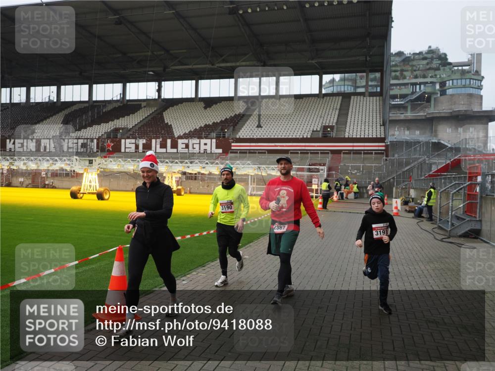 07.12.2025 - St. Pauli X-Mass-Run No. 15 Fabian Wolf http://msf.ph/oto/9418088 07.12.2025 11:23:41 Ziel 2037, 2387, 2389, 2409, 3071, 3190, 3191, 3302, 4648 meine-sportfotos.de
