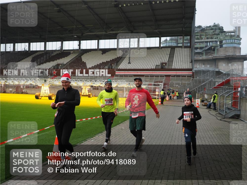 07.12.2025 - St. Pauli X-Mass-Run No. 15 Fabian Wolf http://msf.ph/oto/9418089 07.12.2025 11:23:41 Ziel 2037, 2387, 2389, 2409, 3071, 3190, 3191, 3302, 4648 meine-sportfotos.de