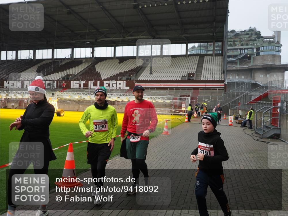07.12.2025 - St. Pauli X-Mass-Run No. 15 Fabian Wolf http://msf.ph/oto/9418092 07.12.2025 11:23:41 Ziel 2037, 2387, 2389, 2409, 3071, 3190, 3191, 3302, 4648 meine-sportfotos.de
